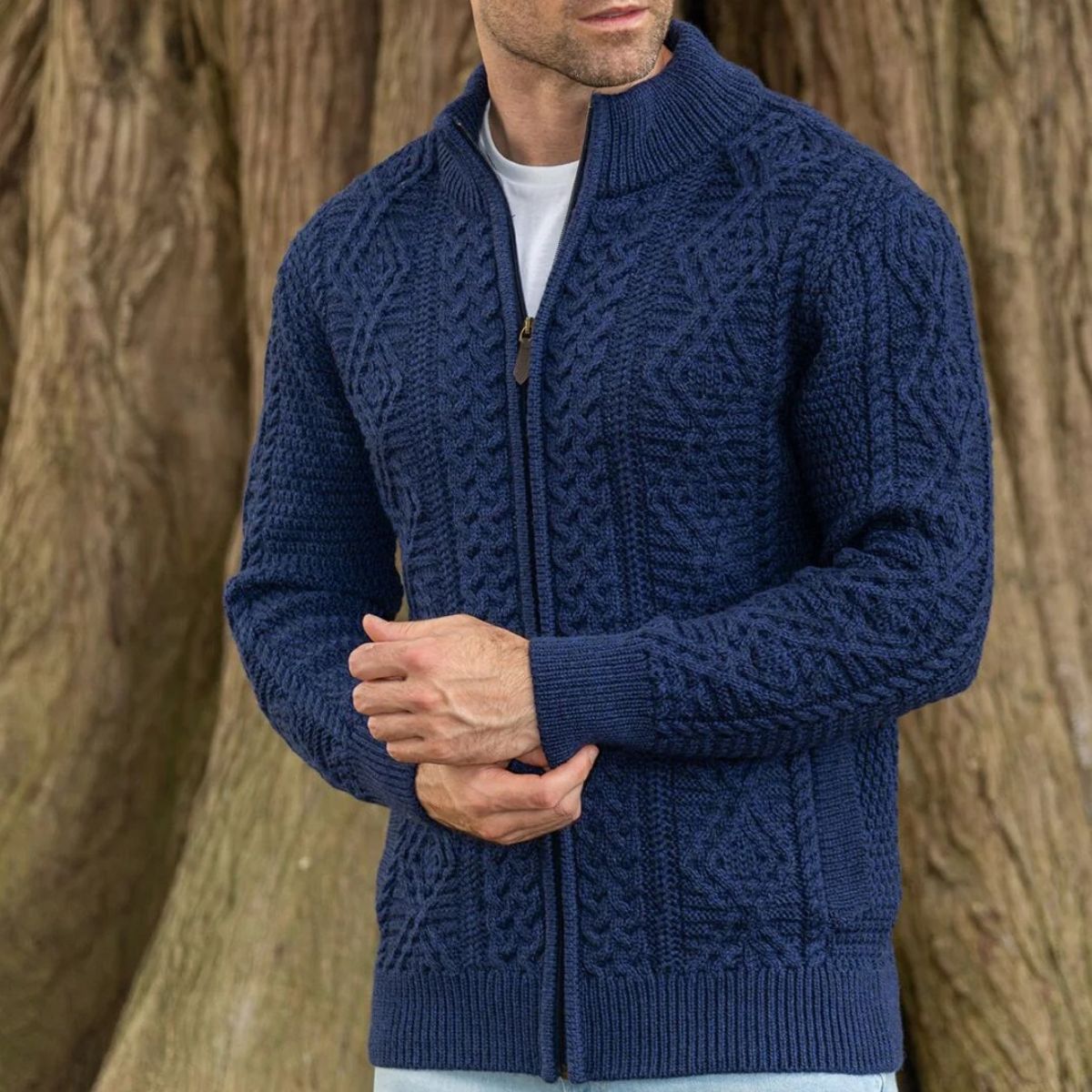 Skapa en iögonfallande look med Galway kabelstickad helzipullover i ull för män