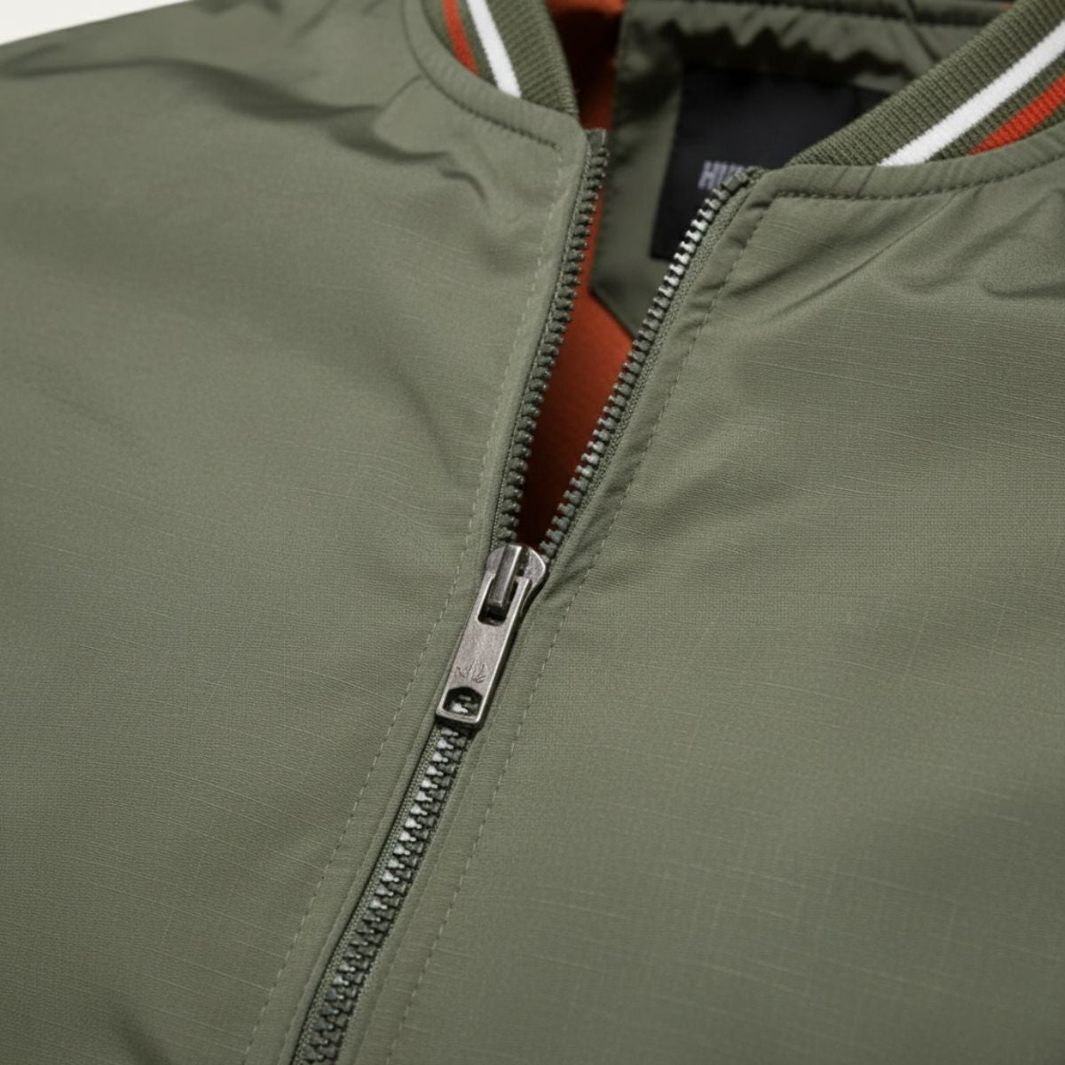The Balmoral Bomber: Slim Fit Casual Huvtröja med dragkedja för en stilfull och bekväm look
