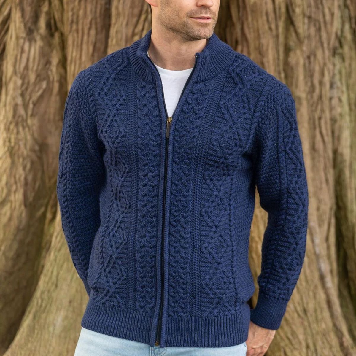 Skapa en iögonfallande look med Galway kabelstickad helzipullover i ull för män
