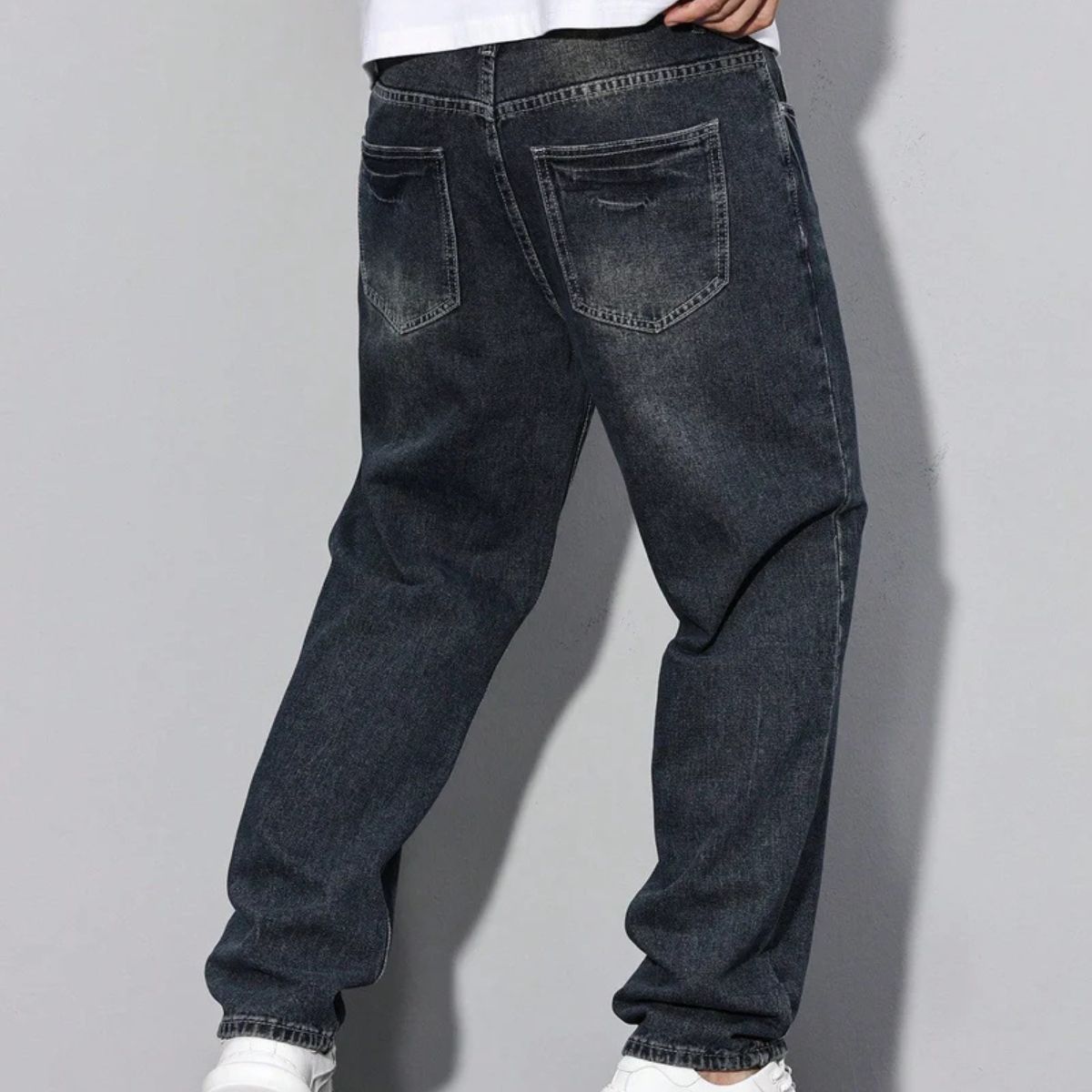 Avslappnade denimjeans för män med flera fickor, stilfull och praktisk