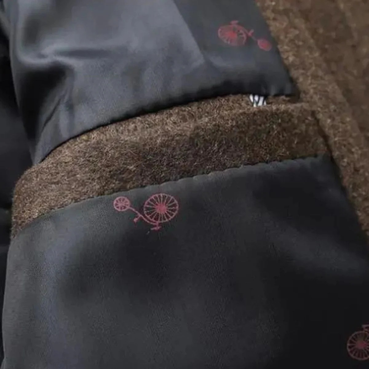 Elegant klassisk ullblandad rock för herrar, Broadway-stil