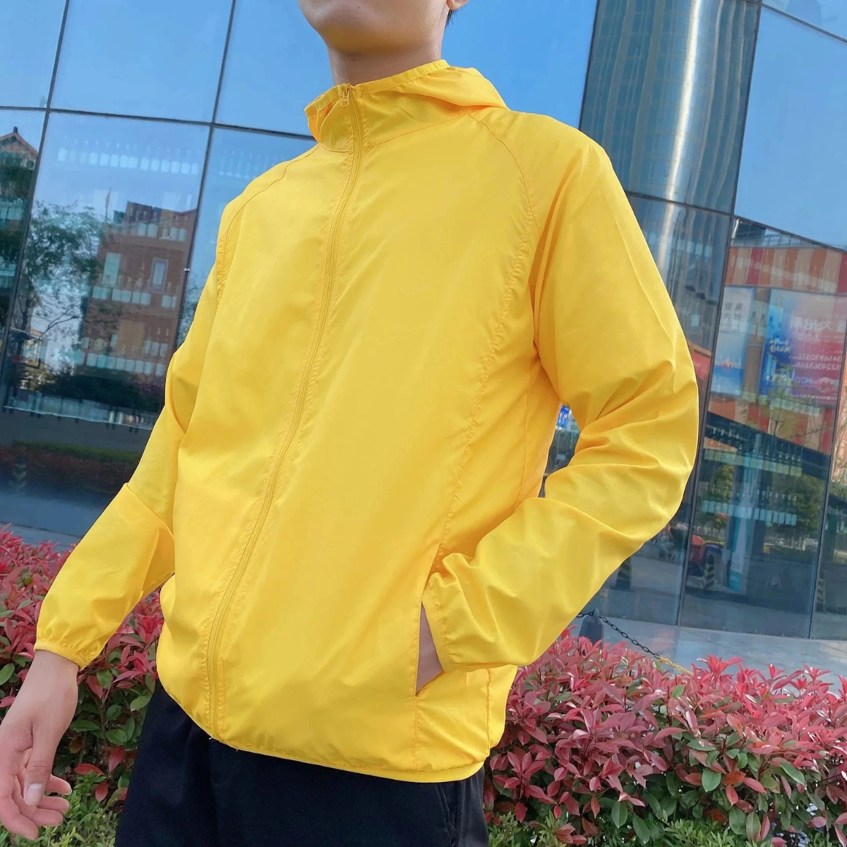 Herrjacka lätt med huva för vind och regn - stil och komfort vid utomhusaktiviteter
