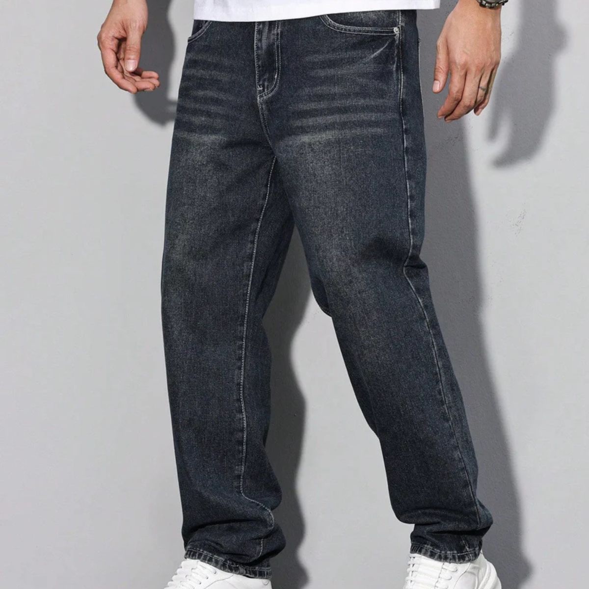 Avslappnade denimjeans för män med flera fickor, stilfull och praktisk