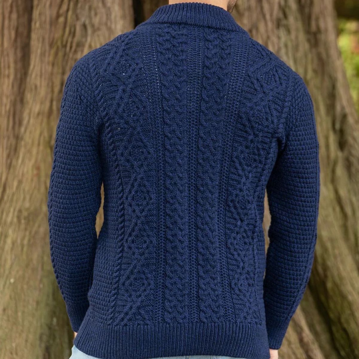 Skapa en iögonfallande look med Galway kabelstickad helzipullover i ull för män