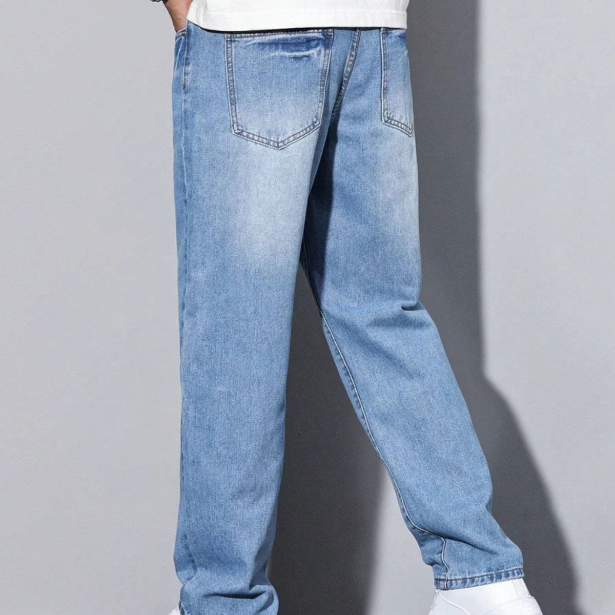 Avslappnade denimjeans för män med flera fickor, stilfull och praktisk