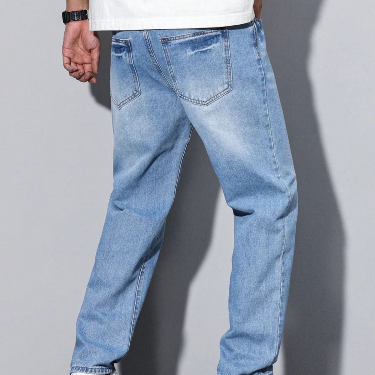 Avslappnade denimjeans för män med flera fickor, stilfull och praktisk