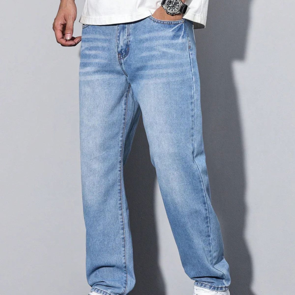 Avslappnade denimjeans för män med flera fickor, stilfull och praktisk