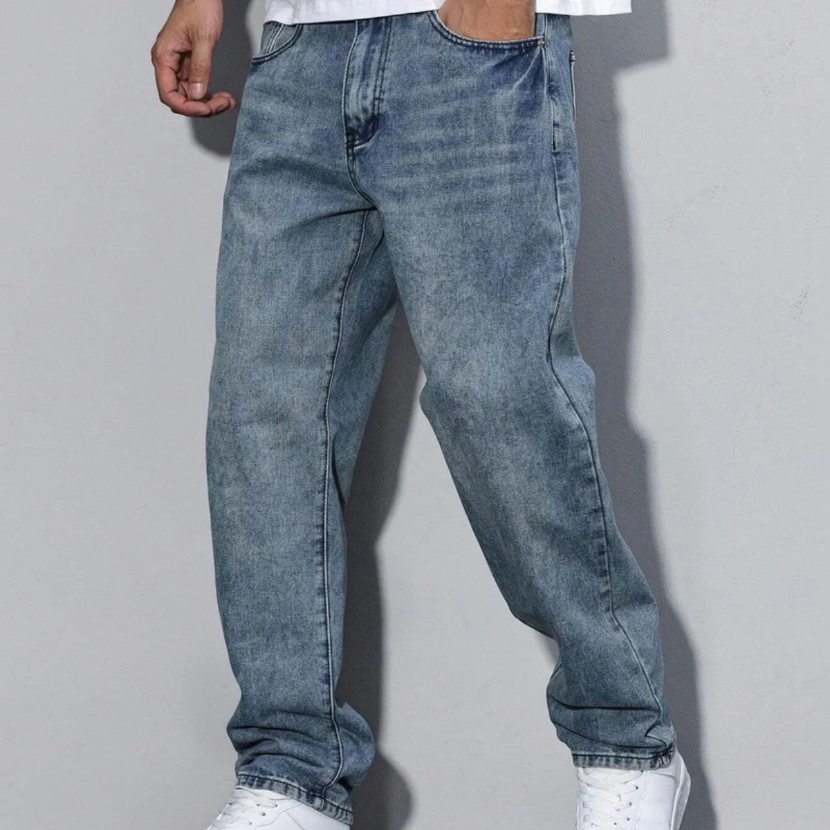 Avslappnade denimjeans för män med flera fickor, stilfull och praktisk