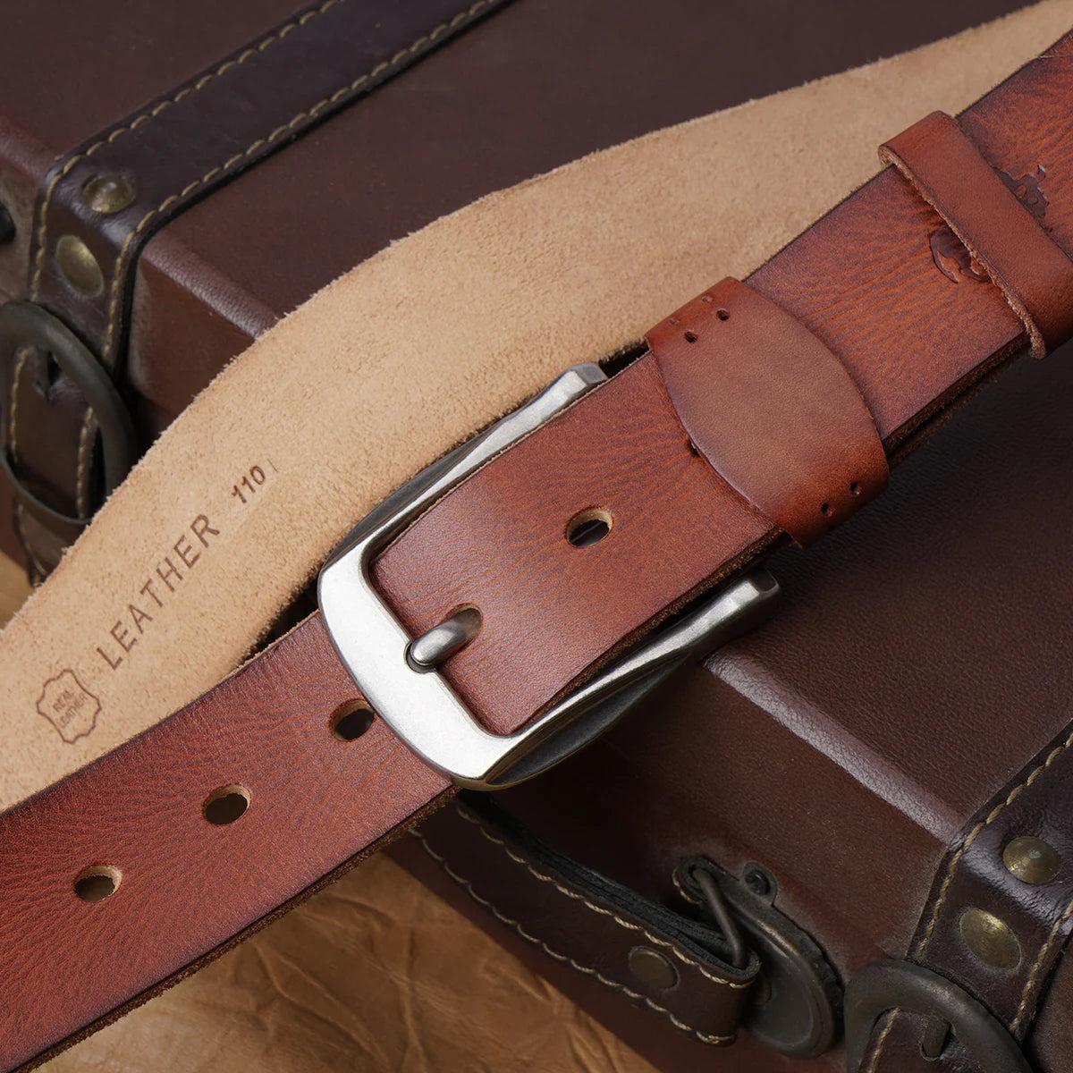 The Redford Belt – Stylish Vintage Cowhide Leather Accessory with Timeless Buckle